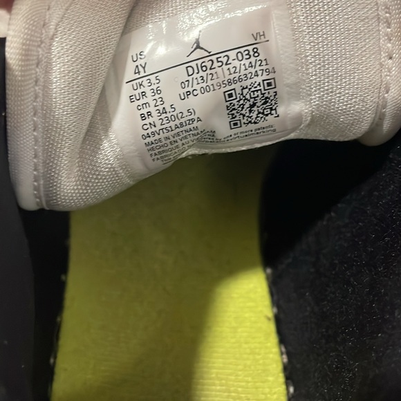 Jordan low SE 4Y.  Black white and multicolored. - Picture 8 of 8